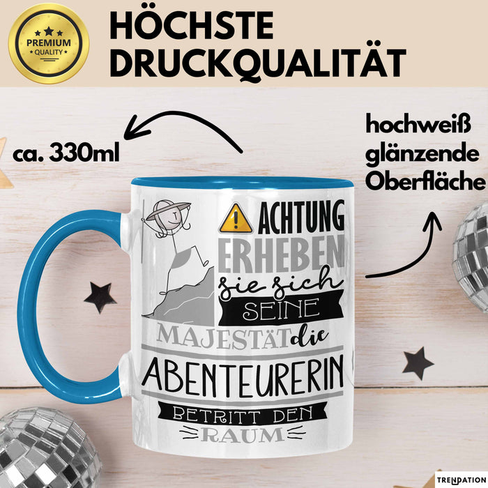 Abenteurerin Tasse Geschenk Lustiger Spruch Bitte Erheben Sie Sich Seine Majestät Die Abenteurerin Betritt Den Raum Blau Trendation