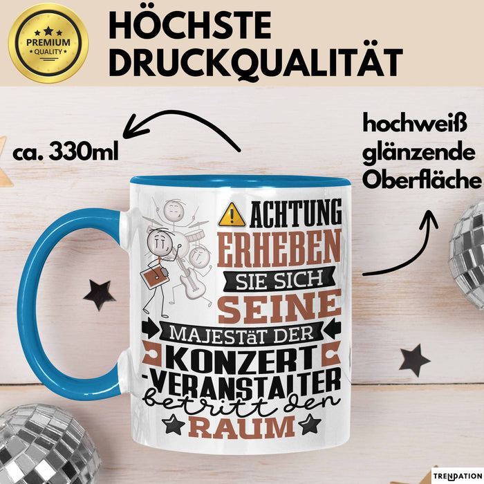 Konzertveranstalter Geschenk Tasse Lustiger Spruch Erheben Sie Sich Der Konzertveranstalter Betritt den Raum Blau Trendation