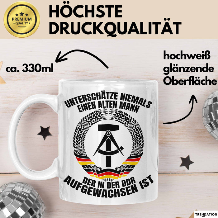 DDR Mann Tasse Geschenk Unterschätze Niemals Einen Alten Mann Der In Der DDR AufgewachsenIst Kaffee-Becher Weiß Trendation