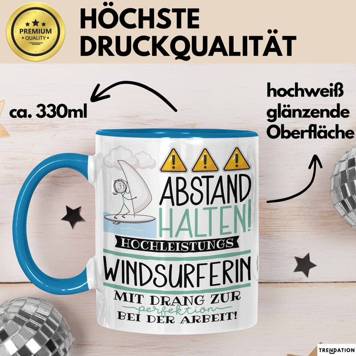Windsurferin Tasse Geschenk Lustig Abstand Halten Hochleistungs-Windsurferin Mit Drang Zur Perfektion Bei Der Arbeit Blau Trendation
