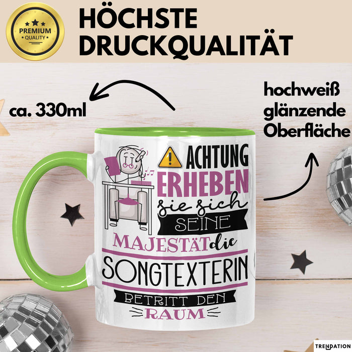 Songtexterin Tasse Geschenk Lustiger Spruch Bitte Erheben Sie Sich Seine Majestät Die Songtexterin Betritt Den Raum Grün Trendation