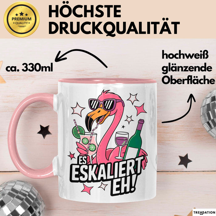 Flamingo Trinkend Tasse Geschenk Lustige Geschenkidee Spruch Es Eskaliert Eh Rosa Trendation