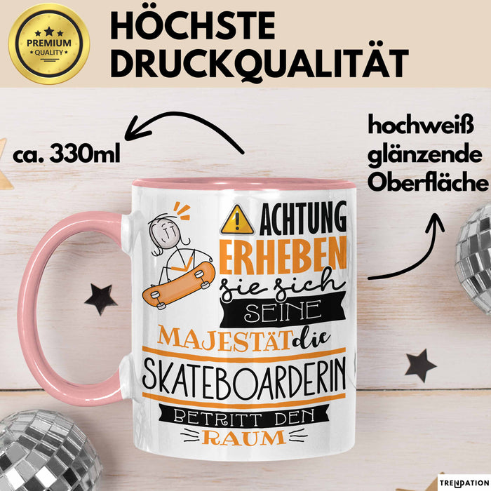 Skateboarderin Tasse Geschenk Lustiger Spruch Bitte Erheben Sie Sich Seine Majestät Die Skateboarderin Betritt Den Raum Rosa Trendation