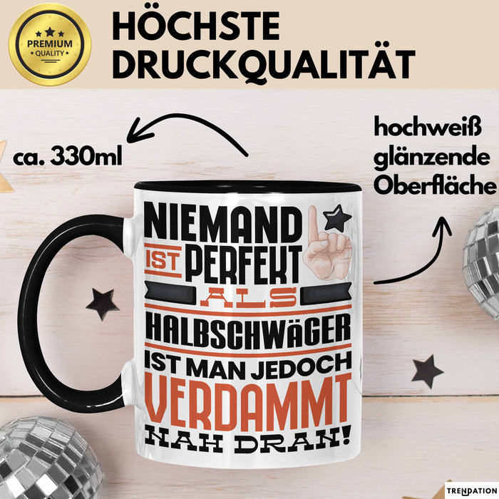 Halbschwäger Geschenk Tasse Lustige Geschenkidee für Halbschwäger Geburtstag Kaffee-Becher Niemand Ist Perfekt Aber Als Halbschwäger Ist Man Nah Dran Schwarz Trendation