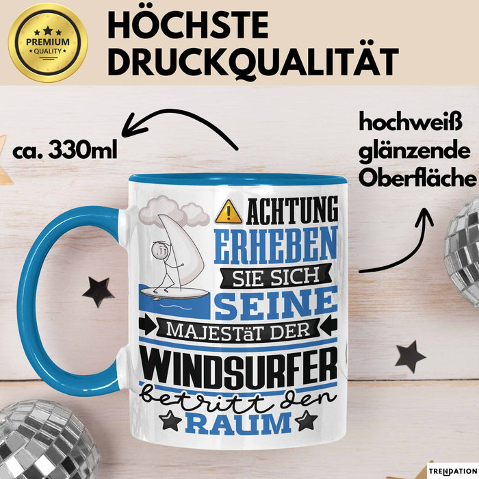 Windsurfer Geschenk Tasse Lustiger Spruch Erheben Sie Sich Der Windsurfer Betritt den Raum Blau Trendation