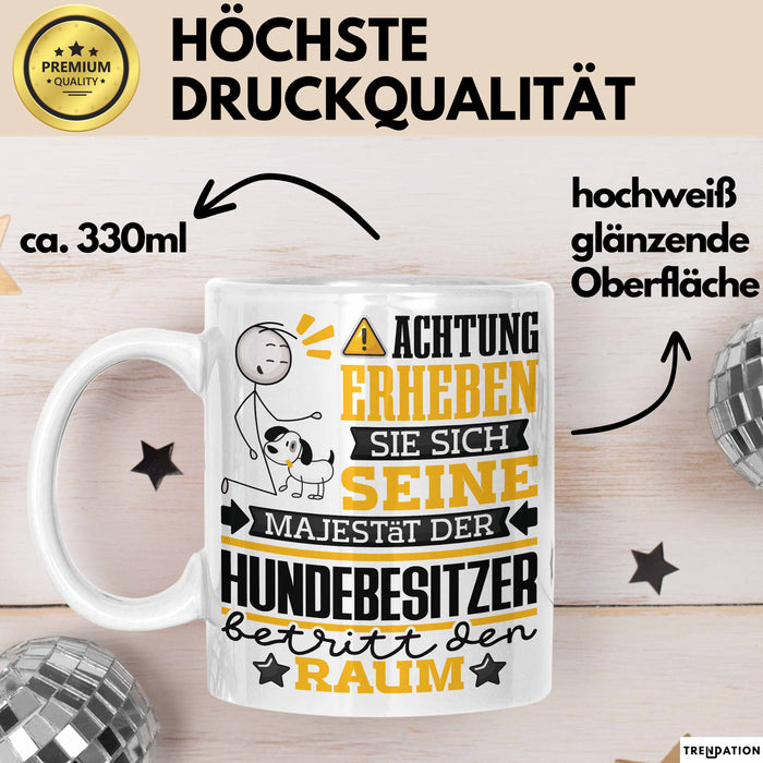 Hundebesitzer Geschenk Tasse Lustiger Spruch Erheben Sie Sich Der Hundebesitzer Betritt den Raum Weiß Trendation
