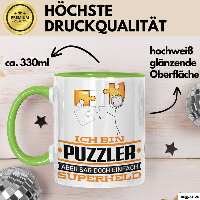 Puzzler Geschenk Tasse Ich Bin Puzzler Aber Sag Doch Einfach Superheld Lustige Geschenkdiee für Puzzler Kaffee-Becher Grün Trendation
