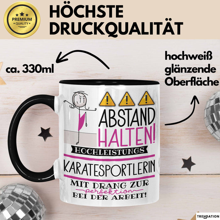 Karatesportlerin Tasse Geschenk Lustig Abstand Halten Hochleistungs-Karatesportlerin Mit Drang Zur Perfektion Bei Der Arbeit Trendation