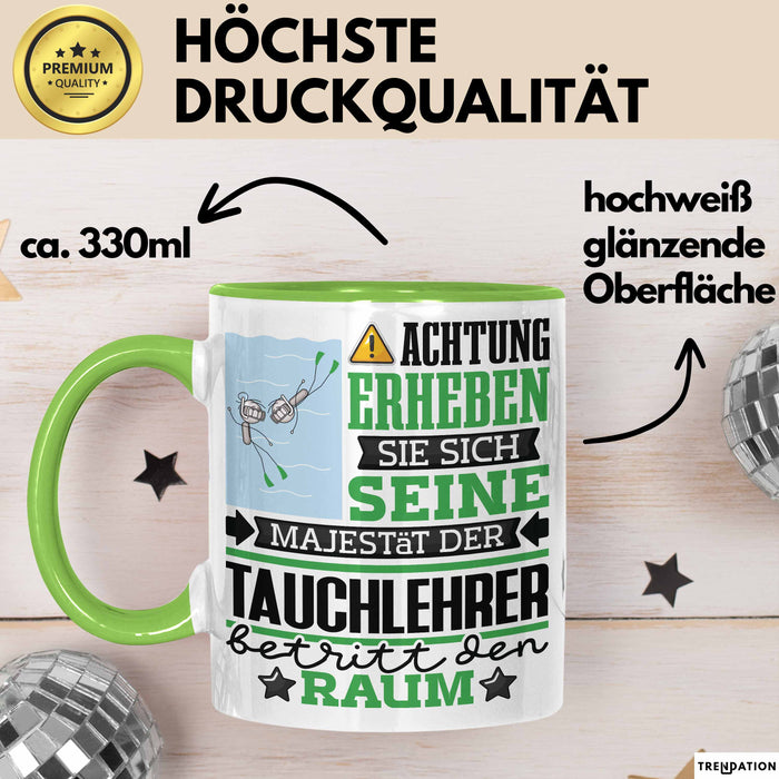 Tauchlehrer Geschenk Tasse Lustiger Spruch Erheben Sie Sich Der Tauchlehrer Betritt den Raum Grün Trendation