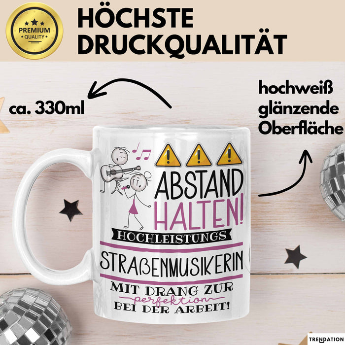 Straßenmusikerin Tasse Geschenk Lustig Abstand Halten Hochleistungs-Straßenmusikerin Mit Drang Zur Perfektion Bei Der Arbeit Weiß Trendation