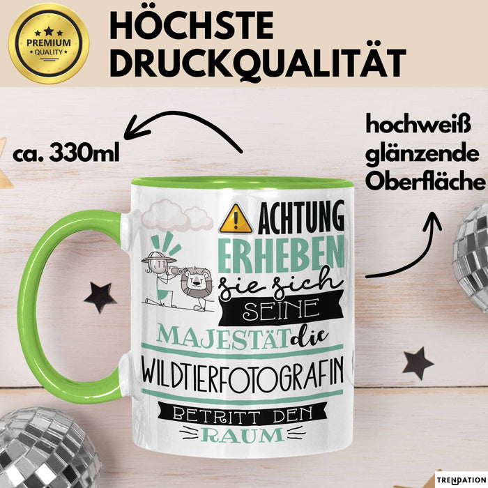 Wildtierfotografin Tasse Geschenk Lustiger Spruch Bitte Erheben Sie Sich Seine Majestät Die Wildtierfotografin Betritt Den Raum Grün Trendation