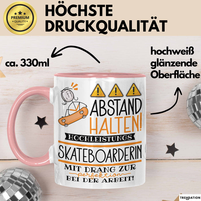 Skateboarderin Tasse Geschenk Lustig Abstand Halten Hochleistungs-Skateboarderin Mit Drang Zur Perfektion Bei Der Arbeit Rosa Trendation