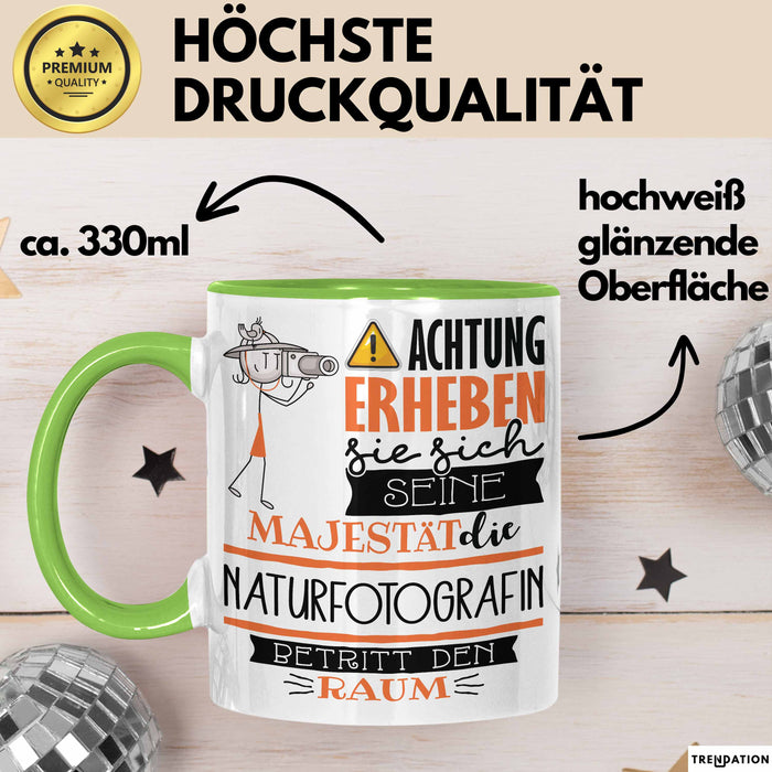 Naturfotografin Tasse Geschenk Lustiger Spruch Bitte Erheben Sie Sich Seine Majestät Die Naturfotografin Betritt Den Raum Grün Trendation