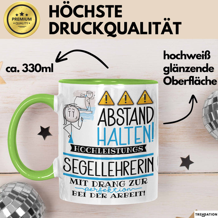 Segellehrerin Tasse Geschenk Lustig Abstand Halten Hochleistungs-Segellehrerin Mit Drang Zur Perfektion Bei Der Arbeit Grün Trendation
