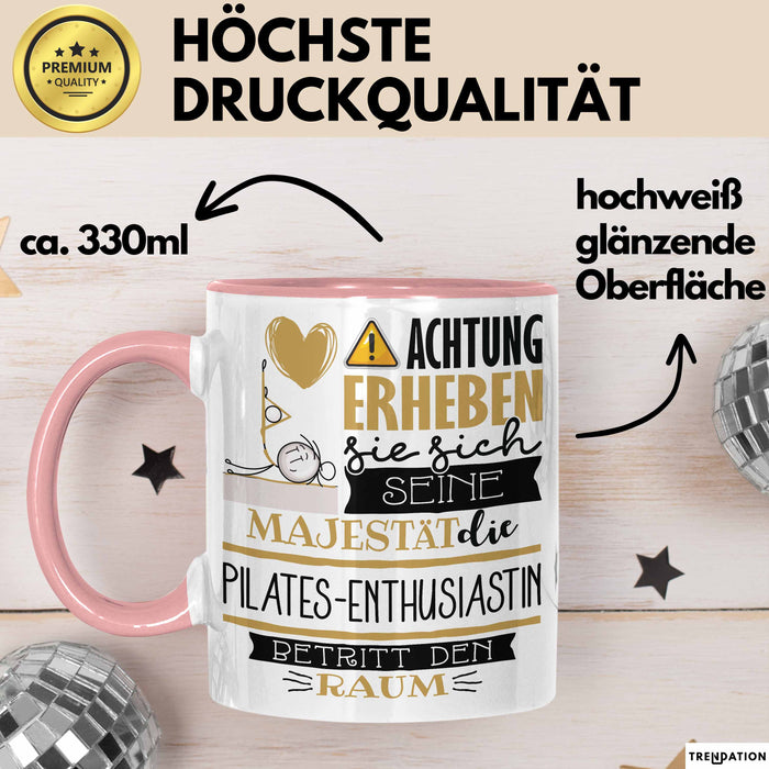 Pilates-Enthusiastin Tasse Geschenk Lustiger Spruch Bitte Erheben Sie Sich Seine Majestät Die Pilates-Enthusiastin Betritt Den Raum Rosa Trendation
