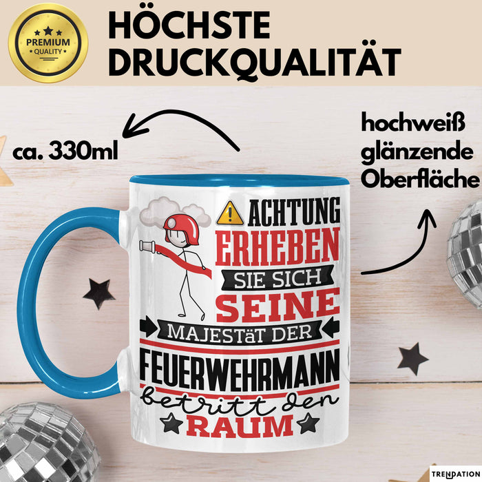 Feuerwehrmann Geschenk Tasse Lustiger Spruch Erheben Sie Sich Der Feuerwehrmann Betritt den Raum Blau Trendation