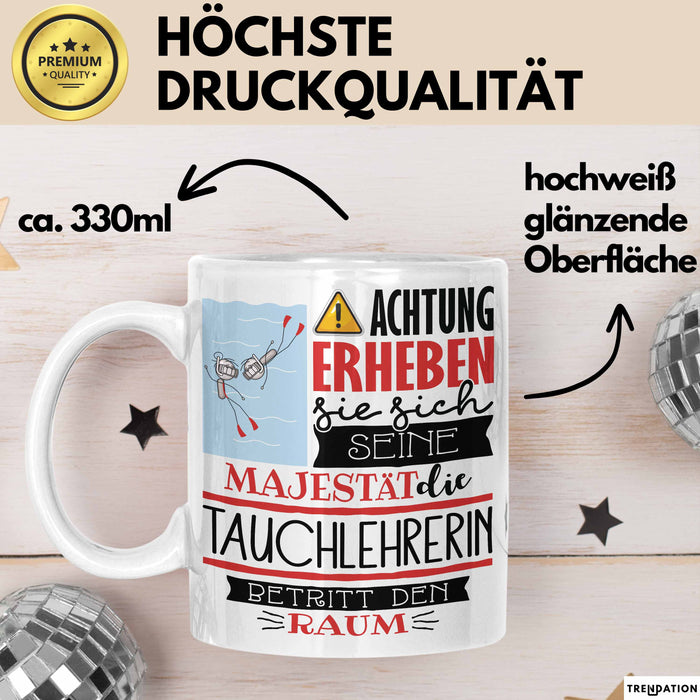 Tauchlehrerin Tasse Geschenk Lustiger Spruch Bitte Erheben Sie Sich Seine Majestät Die Tauchlehrerin Betritt Den Raum Weiß Trendation