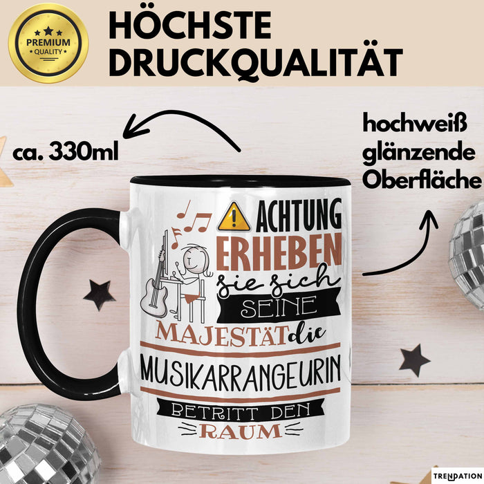 Musikarrangeurin Tasse Geschenk Lustiger Spruch Bitte Erheben Sie Sich Seine Majestät Die Musikarrangeurin Betritt Den Raum Schwarz Trendation