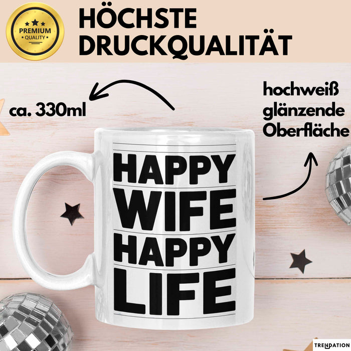 Ehefrau Ehefrauen Ehemänner Sarkasmus Tasse Becher Geschenk Lustige Geschenkidee Spruch Glückliche Frau Glückliches Leben Weiß Trendation