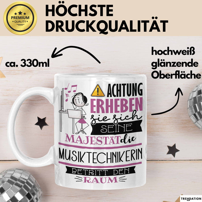 Musiktechnikerin Tasse Geschenk Lustiger Spruch Bitte Erheben Sie Sich Seine Majestät Die Musiktechnikerin Betritt Den Raum Weiß Trendation