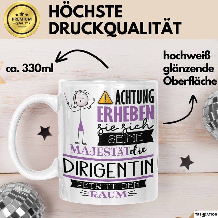 Dirigentin Tasse Geschenk Lustiger Spruch Bitte Erheben Sie Sich Seine Majestät Die Dirigentin Betritt Den Raum Weiß Trendation