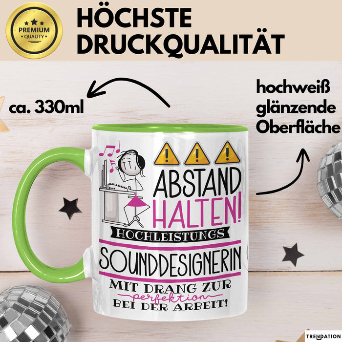 Sounddesignerin Tasse Geschenk Lustig Abstand Halten Hochleistungs-Sounddesignerin Mit Drang Zur Perfektion Bei Der Arbeit Grün Trendation