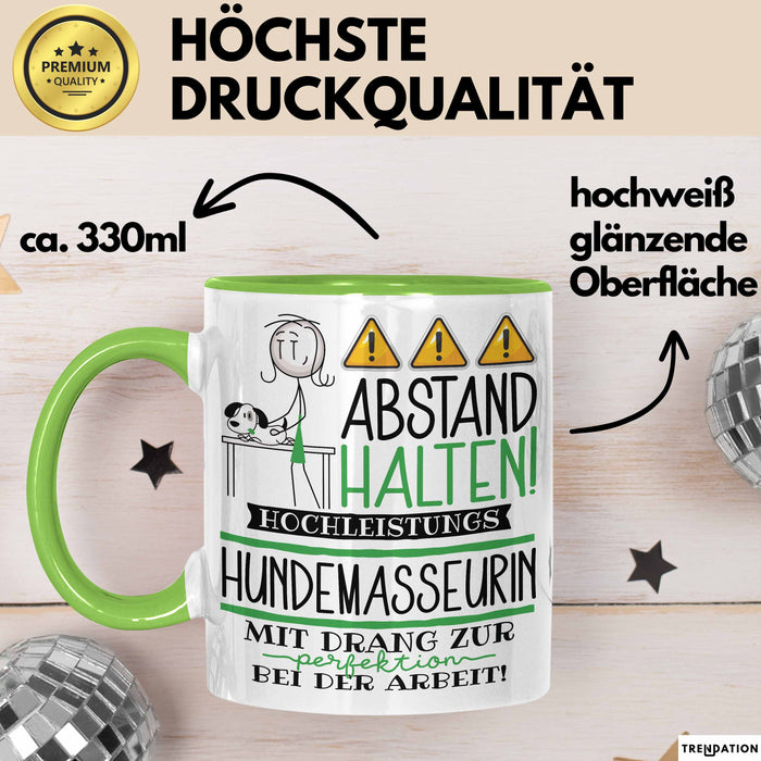 Hundemasseurin Tasse Geschenk Lustig Abstand Halten Hochleistungs-Hundemasseurin Mit Drang Zur Perfektion Bei Der Arbeit Grün Trendation