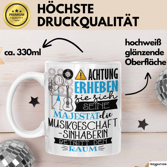 Musikgeschäftsinhaberin Tasse Geschenk Lustiger Spruch Bitte Erheben Sie Sich Seine Majestät Die Musikgeschäftsinhaberin Betritt Den Raum Weiß Trendation