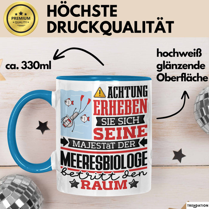 Meeresbiologe Geschenk Tasse Lustiger Spruch Erheben Sie Sich Der Meeresbiologe Betritt den Raum Blau Trendation