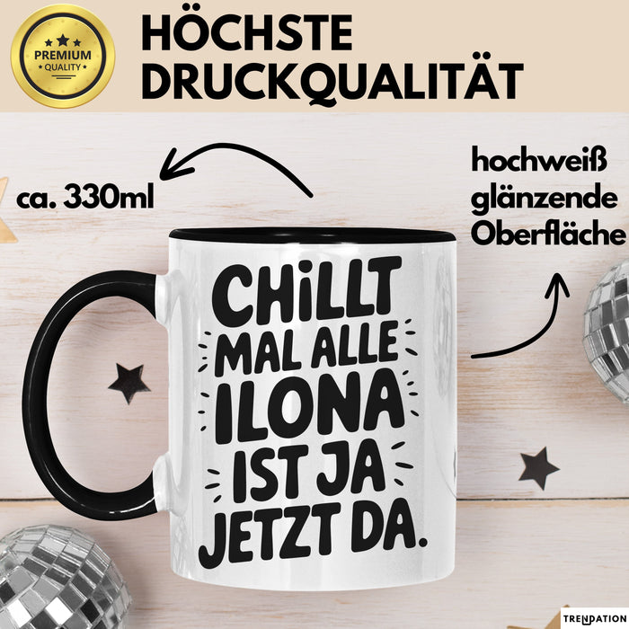 Ilona Tasse Geschenk Chillt Mal Alle Ilona Ist Ja Jetzt Da Geschenkidee Becher mit Name Schwarz Trendation