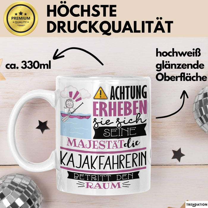 Kajakfahrerin Tasse Geschenk Lustiger Spruch Bitte Erheben Sie Sich Seine Majestät Die Kajakfahrerin Betritt Den Raum Weiß Trendation