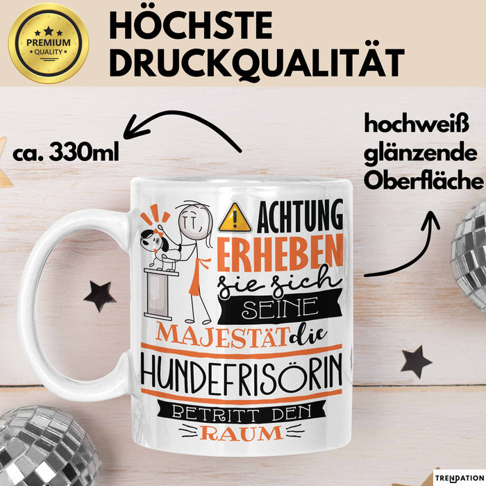 Hundefrisörin Tasse Geschenk Lustiger Spruch Bitte Erheben Sie Sich Seine Majestät Die Hundefrisörin Betritt Den Raum Weiß Trendation