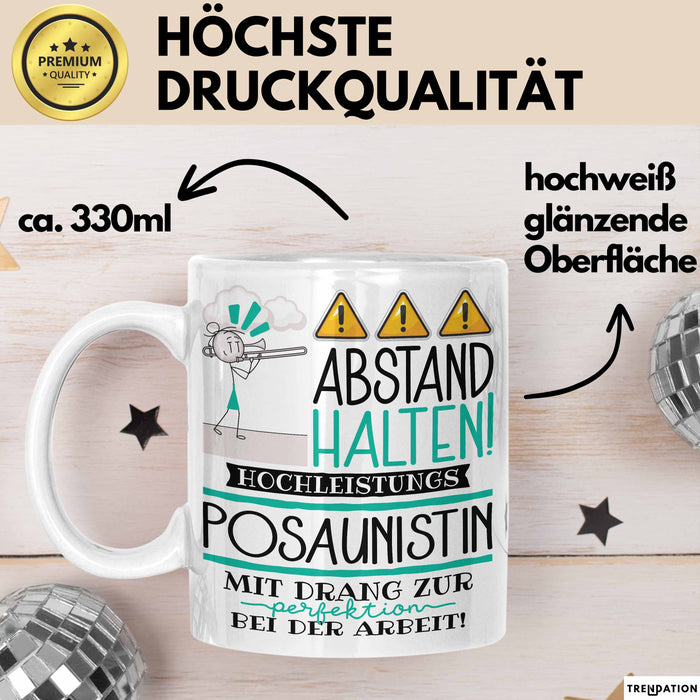 Posaunistin Tasse Geschenk Lustig Abstand Halten Hochleistungs-Posaunistin Mit Drang Zur Perfektion Bei Der Arbeit Weiß Trendation