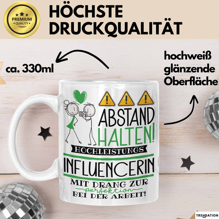 Influencerin Tasse Geschenk Lustig Abstand Halten Hochleistungs-Influencerin Mit Drang Zur Perfektion Bei Der Arbeit Weiß Trendation