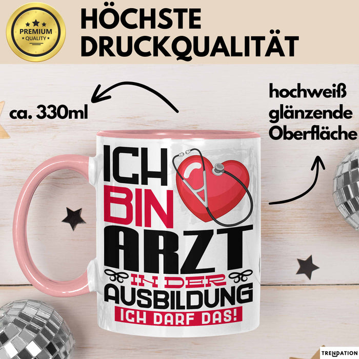 Arzt Ausbildung Tasse Geschenk Ich Bin Arzt In Der Ausbildung Ich Darf Das Geschenkidee Spruch Rosa Trendation