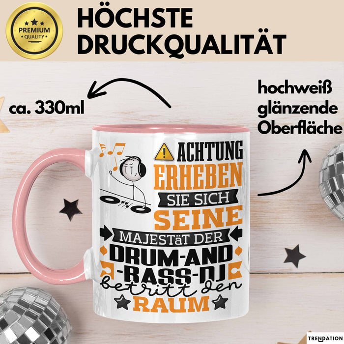 Drum-and-Bass-DJ Geschenk Tasse Lustiger Spruch Erheben Sie Sich Der Drum-and-Bass-DJ Betritt den Raum Rosa Trendation