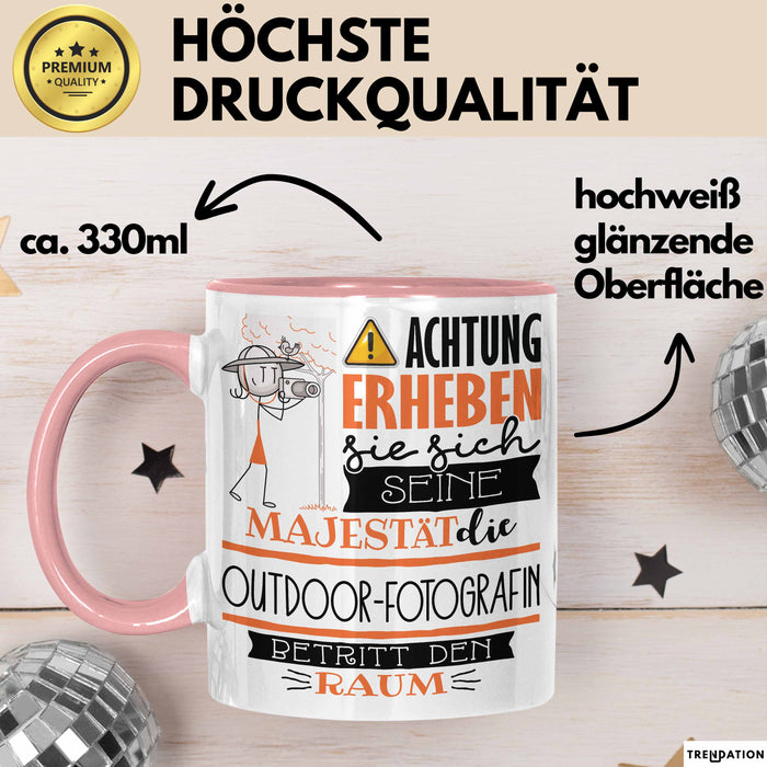 Outdoor-Fotografin Tasse Geschenk Lustiger Spruch Bitte Erheben Sie Sich Seine Majestät Die Outdoor-Fotografin Betritt Den Raum Rosa Trendation