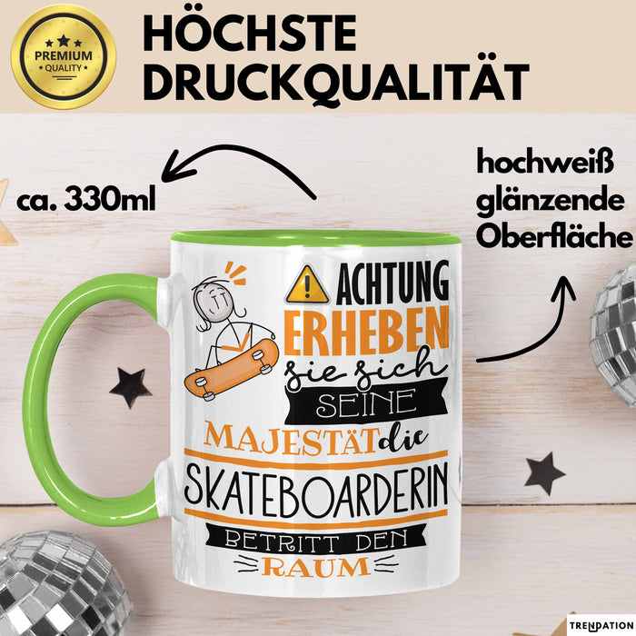 Skateboarderin Tasse Geschenk Lustiger Spruch Bitte Erheben Sie Sich Seine Majestät Die Skateboarderin Betritt Den Raum Grün Trendation