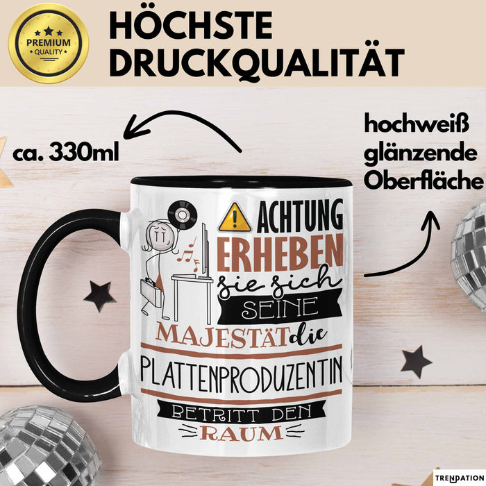 Plattenproduzentin Tasse Geschenk Lustiger Spruch Bitte Erheben Sie Sich Seine Majestät Die Plattenproduzentin Betritt Den Raum Schwarz Trendation
