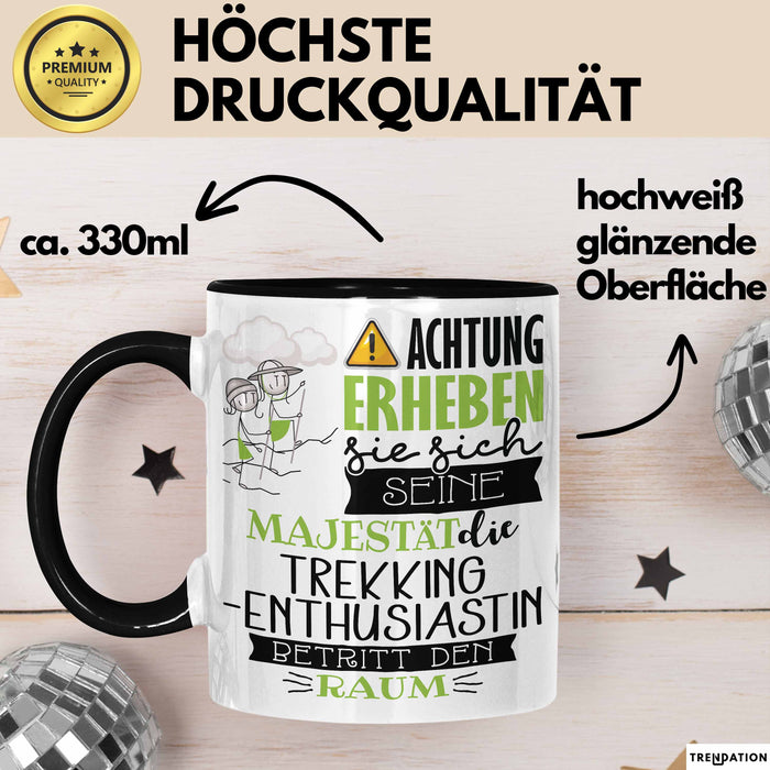 Trekking-Enthusiastin Tasse Geschenk Lustiger Spruch Bitte Erheben Sie Sich Seine Majestät Die Trekking-Enthusiastin Betritt Den Raum Schwarz Trendation