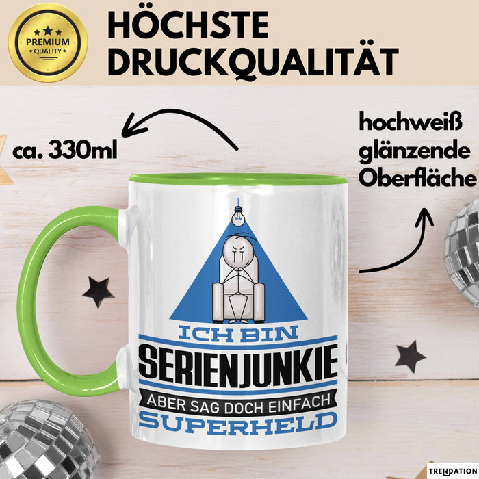 Serienjunkie Geschenk Tasse Ich Bin Serienjunkie Aber Sag Doch Einfach Superheld Lustige Geschenkdiee für Serienjunkie Kaffee-Becher Grün Trendation