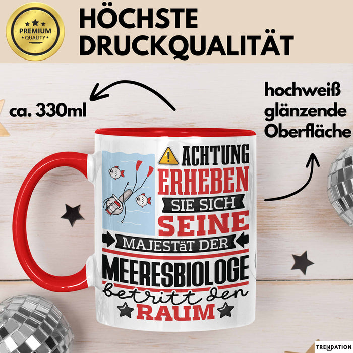 Meeresbiologe Geschenk Tasse Lustiger Spruch Erheben Sie Sich Der Meeresbiologe Betritt den Raum Rot Trendation
