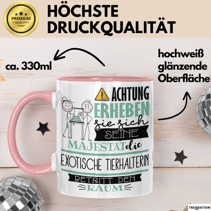 Exotische Tierhalterin Tasse Geschenk Lustiger Spruch Bitte Erheben Sie Sich Seine Majestät Die Exotische Tierhalterin Betritt Den Raum Rosa Trendation