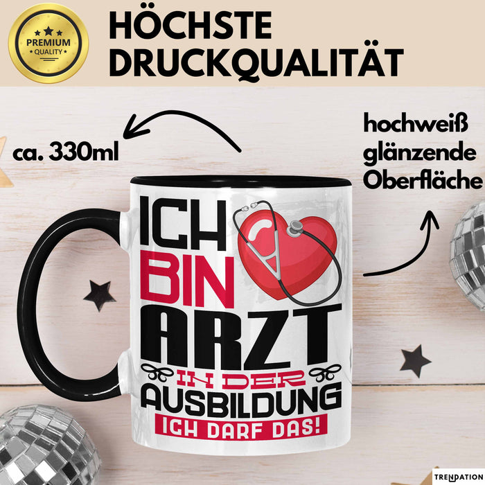 Arzt Ausbildung Tasse Geschenk Ich Bin Arzt In Der Ausbildung Ich Darf Das Geschenkidee Spruch Schwarz Trendation