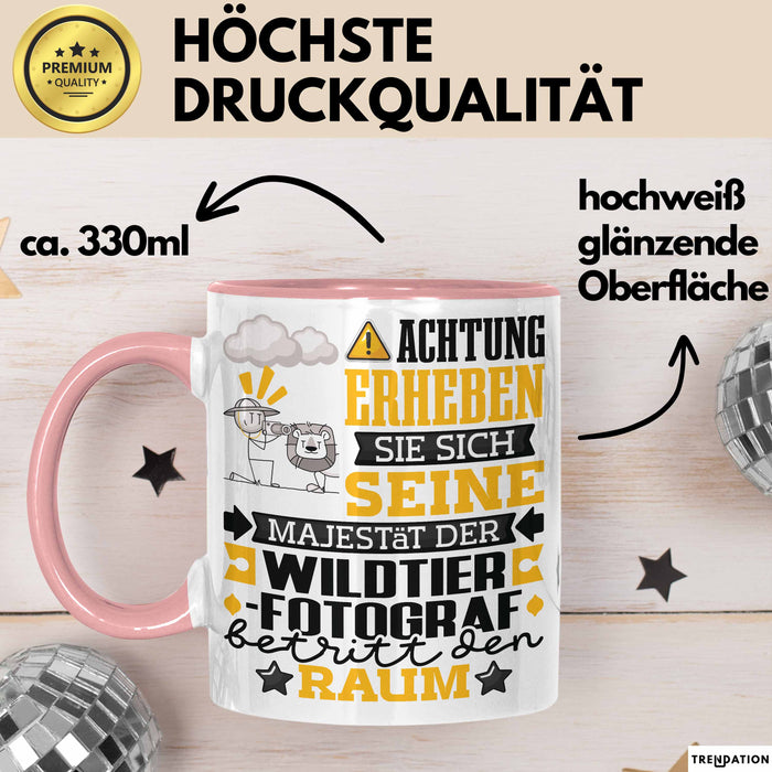 Wildtierfotograf Geschenk Tasse Lustiger Spruch Erheben Sie Sich Der Wildtierfotograf Betritt den Raum Rosa Trendation