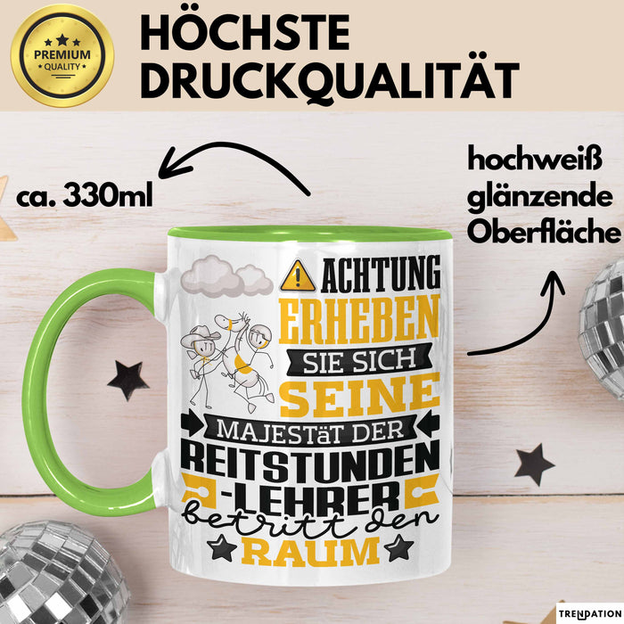 Reitstundenlehrer Geschenk Tasse Lustiger Spruch Erheben Sie Sich Der Reitstundenlehrer Betritt den Raum Grün Trendation