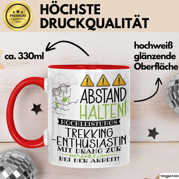 Trekking-Enthusiastin Tasse Geschenk Lustig Abstand Halten Hochleistungs-Trekking-Enthusiastin Mit Drang Zur Perfektion Bei Der Arbeit Rot Trendation