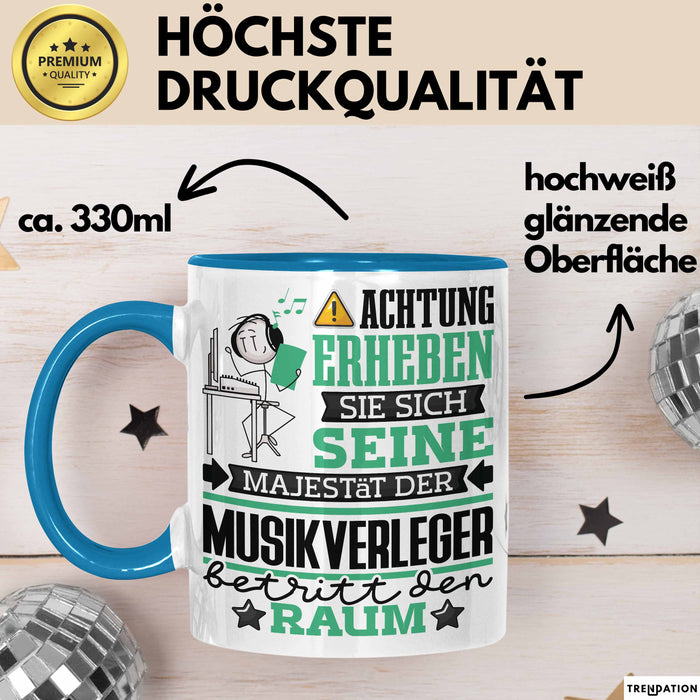 Musikverleger Geschenk Tasse Lustiger Spruch Erheben Sie Sich Der Musikverleger Betritt den Raum Blau Trendation