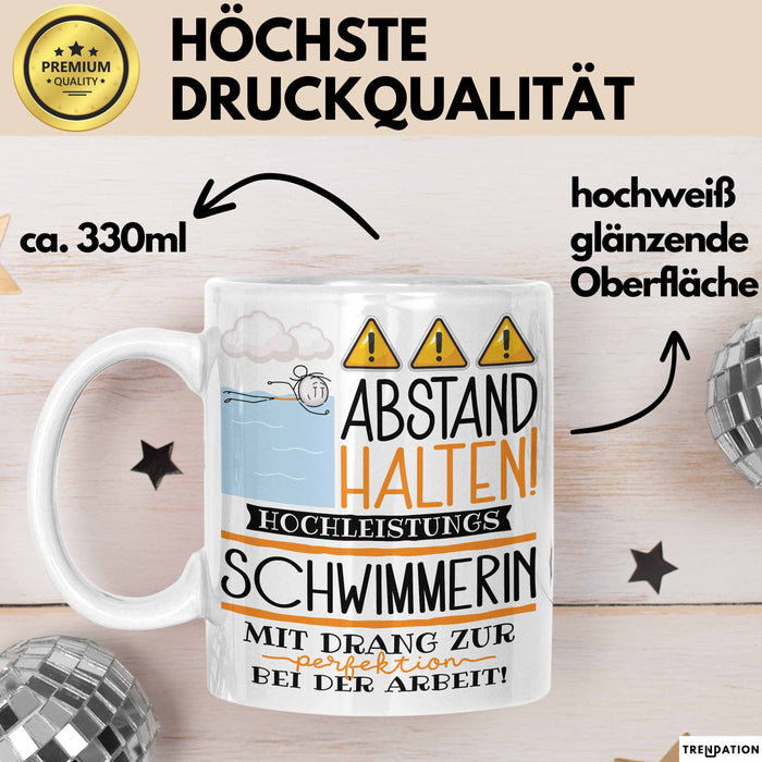 Schwimmerin Tasse Geschenk Lustig Abstand Halten Hochleistungs-Schwimmerin Mit Drang Zur Perfektion Bei Der Arbeit Weiß Trendation