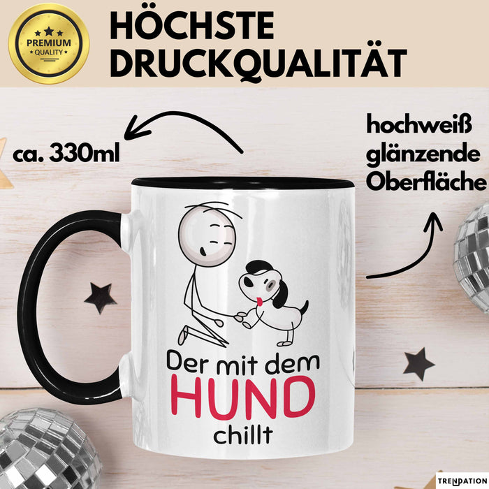 Hund Tasse Geschenk Lustiger Spruch Der Mit Dem Hund Chillt Schwarz Trendation